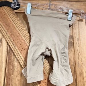 SKIMS- Mid Waist Mid Thigh Short Seamless Support